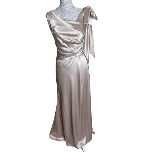 NWT Eliza J Rushed Sleeveless Satin Gown In Champagne Shoulder Bow wedding - Picture 2 of 9